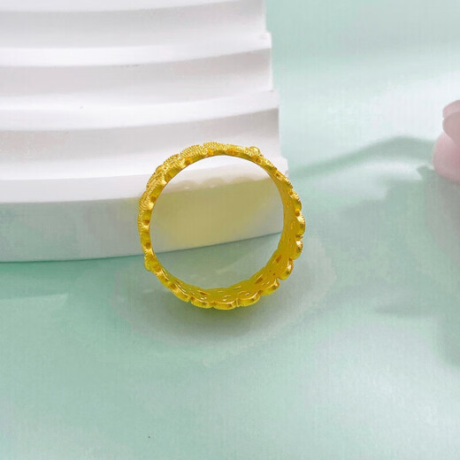 Lao Fengxiang gold ring hollow retro style lace ring filigree ring as a birthday gift for girlfriend and wife, about 4.86g