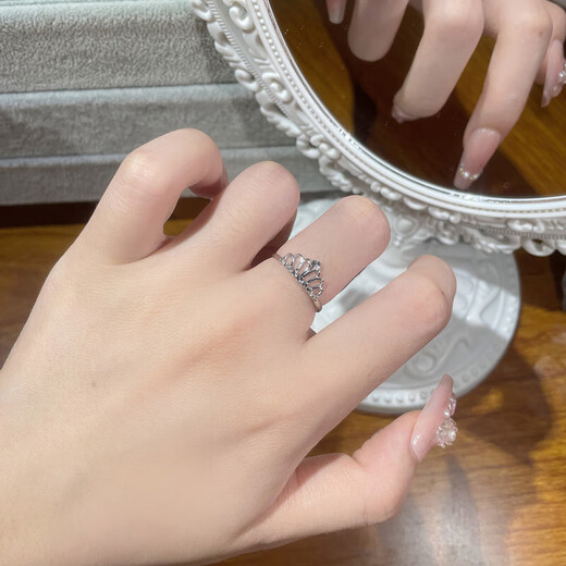 Laomiao's fashionable and simple platinum and elegant Queen's Crown ring for women is a Chinese Valentine's Day gift for girlfriend and wife. Platinum and elegant Queen's Crown ring for women, about 1.88g