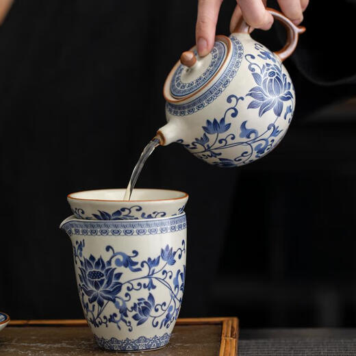 
Sanqihuru kiln tea set 2024 new household tea brewing device light luxury kung fu tea cup cover bowl gift box 9272 Ru kiln teapot + cover bowl Jiangshan---Gift box