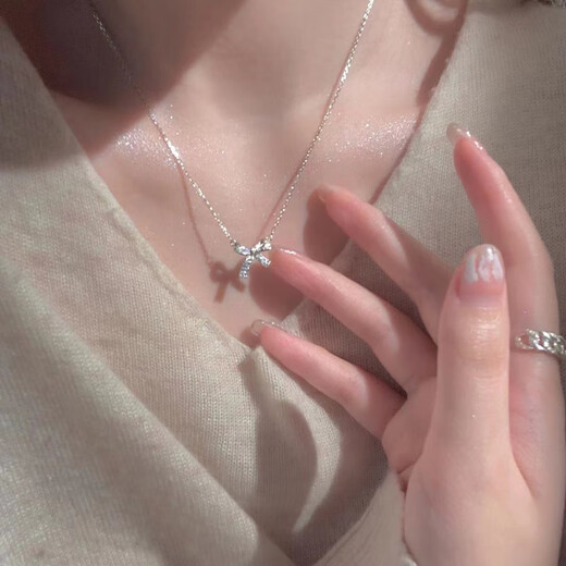 Nilan Fat Donglai's same style pt950 platinum bow necklace PT950 women's summer light luxury 18 clavicle chain for Valentine's Day for girls.
