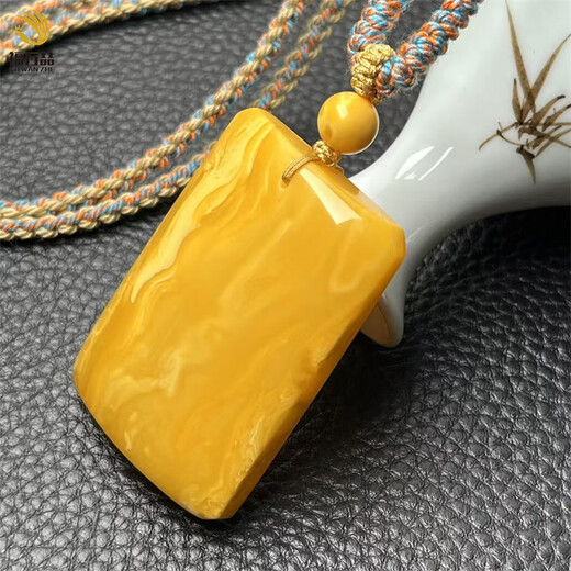 Fuwanzhe white flower beeswax square sign pendant, natural Russian amber safe and sound sign pendant 17.3g