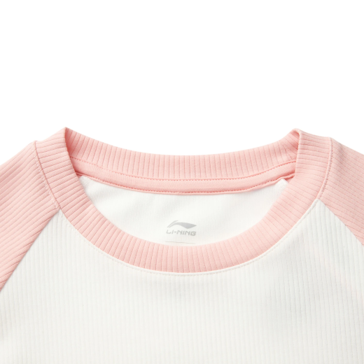Li-Ning-Kurzärärer-Frauen 2025 Sommer neuer Stil verbotener Stadt Joint-Marken-Miaobi Shenghua Slim Round Neck T-Shirt Top AHSV694 -4 MILKY WHITE/LICHTE Kirschblütenpulver l