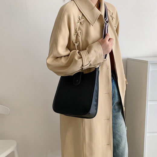 Premium strukturierte Frauentasche 2025 Neues modisches Crossbody-Tasche französische Breitbandpendler One-Shoulder Eimer Bag Schwarz
