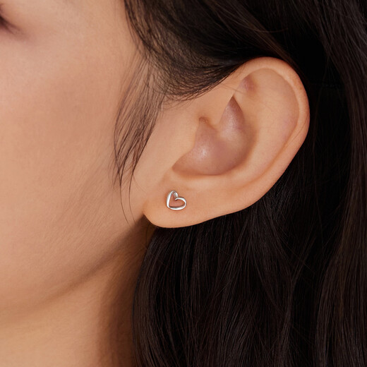 Lukfook Jewelry Pingting Series Platinum Thoughts Platinum Stud Earrings Women's Heart-Shaped Earrings Price HIP50007 1.36g (including labor cost 116 yuan)