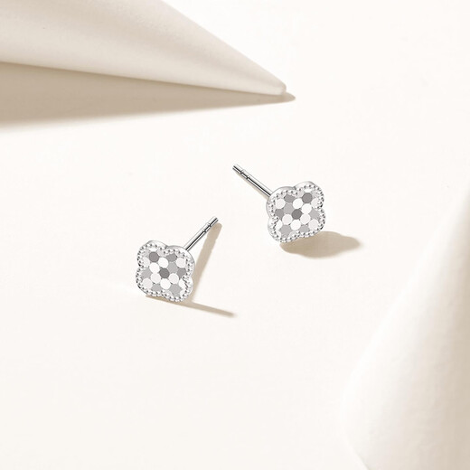 Chao Acer four-leaf clover platinum earrings for women platinum earrings as a birthday gift for girlfriend, priced at 200 yuan, 1.15g, one pair, silicone ear plugs included