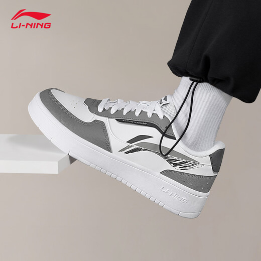 Li-Ning-Männerschuhe für Sommer atmungsaktiven neuen Freizeitbrettschuhen Klassische Schüler Vielseitige weiße Schuhe für Männer Sporthöhe ansteigern.