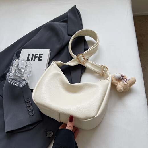 Yaying Fashion Commuting Shoulder Bag PU Soft Leather Bag Women's New Four Seasons Versatile Portable Simple Messenger Bag Korean Version Beige Pendant Log Letter Random