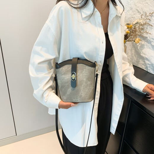 
Travel bucket bag for women 2025 new fashion versatile shoulder bag niche high-end fashion casual crossbody bag light gray