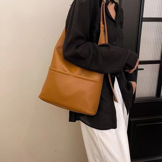 大东香港代购真皮感百搭水桶包女2025新款包包夏季复古通勤托特包 黑色+半年换新