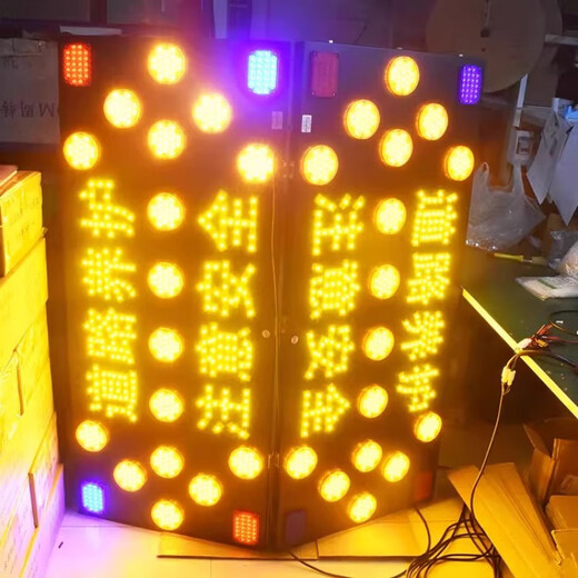 
The arrow lights on the car are flashing and the high-speed construction maintenance work lights are guided by the rear of the car. The electronic screen 13575CM can be changed on mobile phone