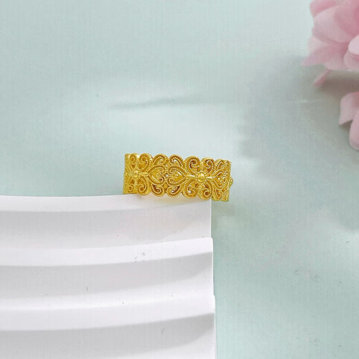 Lao Fengxiang gold ring hollow retro style lace ring filigree ring as a birthday gift for girlfriend and wife, about 4.86g