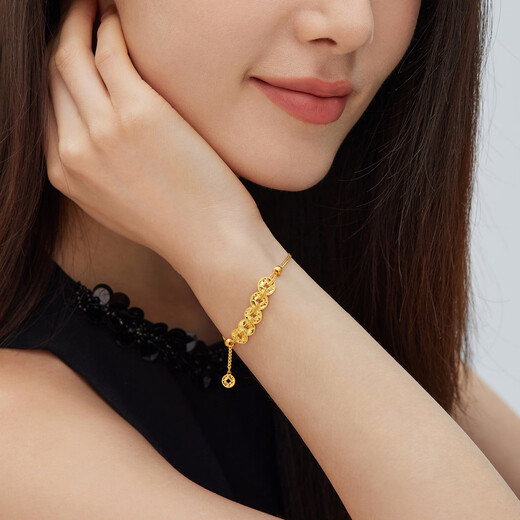 Lufu Jewelry vaut beaucoup d'argent et beaucoup de pièces de cuivre et de bracelets en or sont donnés en cadeaux. Prix par F63G0076DS 8,01 grammes (y compris le coût de la main-d'œuvre 841 yuans) Les pièces de cuivre valent beaucoup d'argent