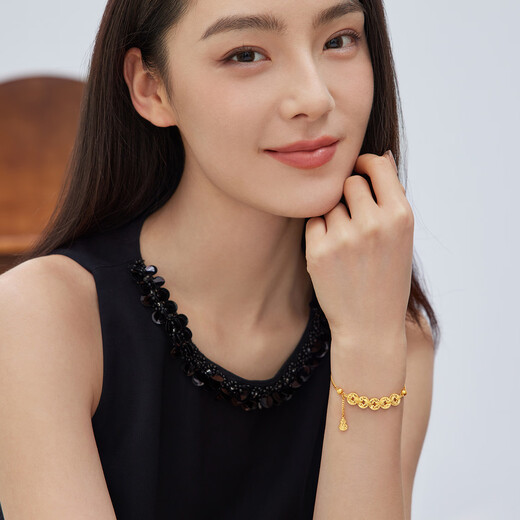 Lufu Jewelry vaut beaucoup d'argent et beaucoup de pièces de cuivre et de bracelets en or sont donnés en cadeaux. Prix par F63G0076DS 8,01 grammes (y compris le coût de la main-d'œuvre 841 yuans) Les pièces de cuivre valent beaucoup d'argent