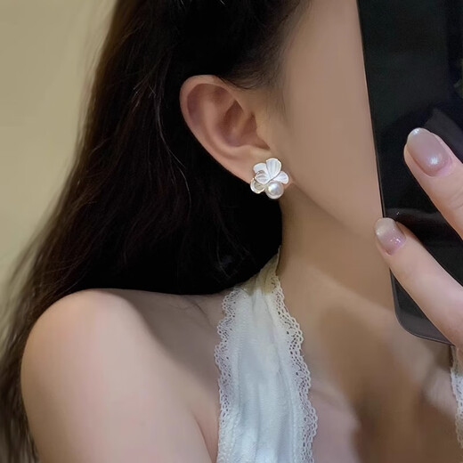Camellia pearl style earrings for girls, niche design, high-end French style earrings, elegant and exquisite earrings, a pair of camellia earrings