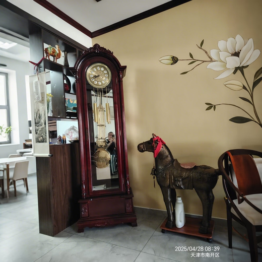 Honghe Tianyuan place solid wood floor clock with official hat for villa living room high-end pendulum clock and hall clock with flowers on the bottom. Mahogany color, basswood, pattern on the base. Polaris upgraded movement 40 days, sledgehammer swing more grand.