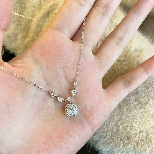 Small Square Diamond Style Necklace for Women, Versatile Pendant, Niche Necklace, Light Luxurious, High-Grade Clavicle Chain, Titanium Steel, Non-Fading Square Diamond Style Necklace