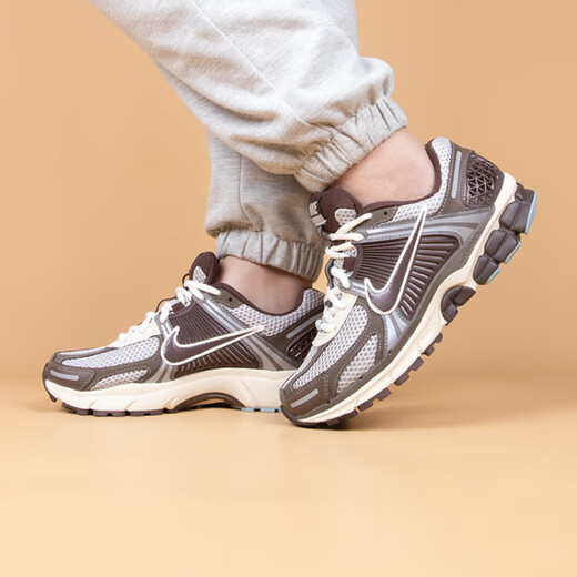 Nike (Nike) Zoom Vomero 5 Frauen mit niedrigem Top Retro Sports Laufschuhe FD9920-022 FN6742-001 Grün <> 38,5