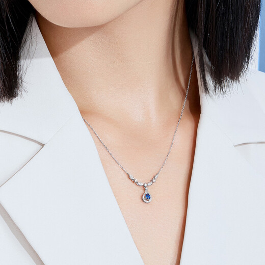 Lukfook Jewelry 18K gold O-shaped magnificent sapphire and diamond necklace gift G22DSKN0012W total weight 2.36 grams