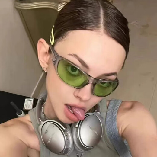 Millennium Style Y2K Grüne Sonnenbrille weibliche Persönlichkeit Punk heißes Mädchen Retro kleiner Rahmen INS Europäische und amerikanische Internet Promi Sonnenbrille Männer C1 Schwarzer Rahmen grau Film