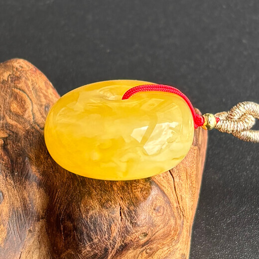 Yuzhi 1 item 1 certificate 1 shot natural raw ore Russian material chicken fat yellow beeswax safety buckle pendant for men and women 4.93g G5529 rare collection about 24*12 mm