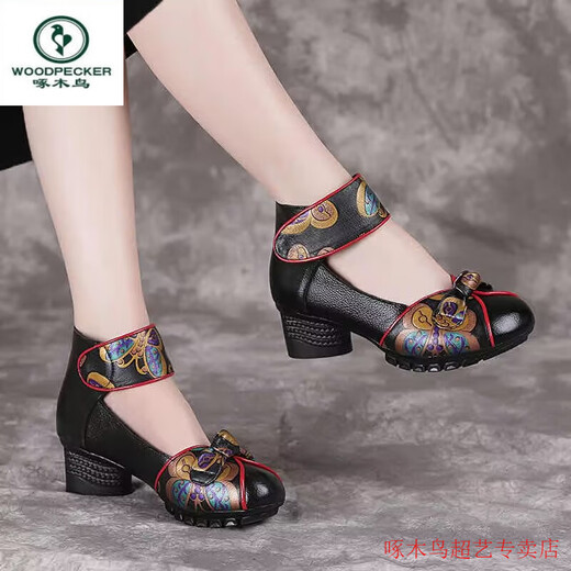 Woodpecker Chinese Chaussures pour femmes pour le printemps et l'été Nouvelle semelle douce Moyen épais talon carré danse rétro cheongsam chaussures mère sandales en cuir chaussures pêche rouge fleur 35