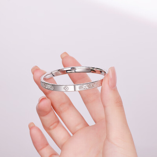 CHINA GOLD PT950 crushed ice platinum bracelet four-leaf clover bracelet as a birthday gift for girlfriend and wife. Four-leaf clover crushed ice bracelet weighs about 26.6g 52#