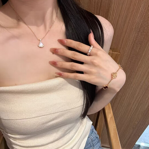 Fat Donglai same style 18k rose gold pendant size skirt necklace for women full of diamonds white mother-of-pearl carnelian fan-shaped pink full of diamonds rose gold large skirt