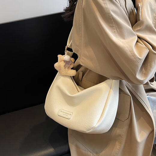 Yaying Fashion Commuting Shoulder Bag PU Soft Leather Bag Women's New Four Seasons Versatile Portable Simple Messenger Bag Korean Version Beige Pendant Log Letter Random