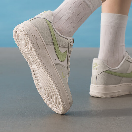 Nike (Nike) Chaussures décontractées pour les femmes 25 Nouvelles étés et chaussures blanches fraîches Étudiants basses basses de hauts armées Air Force1 IB3881-001 36,5