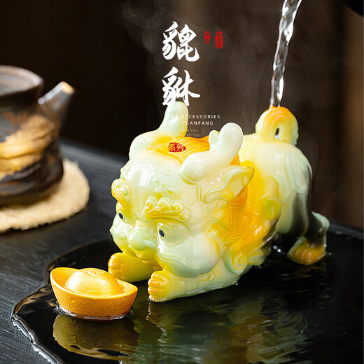 Carved feather color-changing tea pet Pixiu holding ingot can raise tea table tea table decorations high-end tea pet tea play kung fu tea set decoration color-changing Pixiu-without ingot