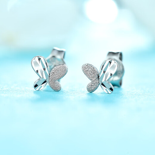 Jinzhizun (3DG Jewelery) exquisite and chic platinum earrings three-cent sweet butterfly pt950 earrings as a gift for your girlfriend. Priced by gram. Total weight 1.07 grams (with jewelry gift box)