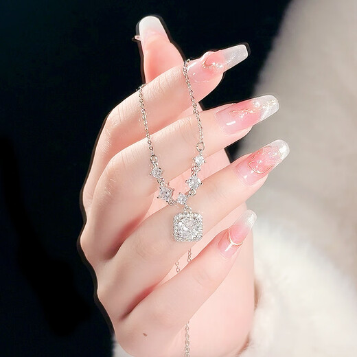 Small Square Diamond Style Necklace for Women, Versatile Pendant, Niche Necklace, Light Luxurious, High-Grade Clavicle Chain, Titanium Steel, Non-Fading Square Diamond Style Necklace