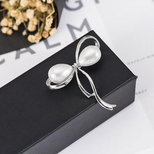 Brooch for women, high-end corsage for women, neckline anti-exposure buckle, cardigan pin, large clothing accessories, non-shoe shine wipes, bow brooch - gold + silver (2 pieces)