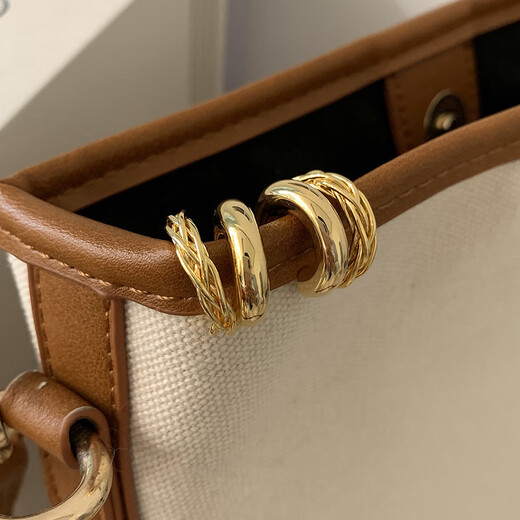 French retro high-end earrings, feminine commuter earrings, simple semicircular hollow line heavy earrings, gold