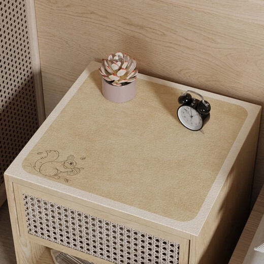 Japonais simple et élégant Table de chevet de table de couverture de couvercle serviette sans lavage, imperméable, nappe en tissu à poussière résistant à l'huile, coussin de protection de bureau en cuir A1049 Tournez les déchets en trésor 36 * 46 adaptés au four à micro-ondes