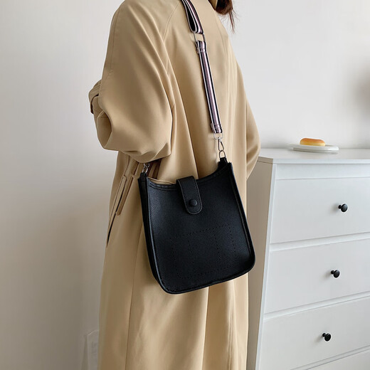 Premium strukturierte Frauentasche 2025 Neues modisches Crossbody-Tasche französische Breitbandpendler One-Shoulder Eimer Bag Schwarz