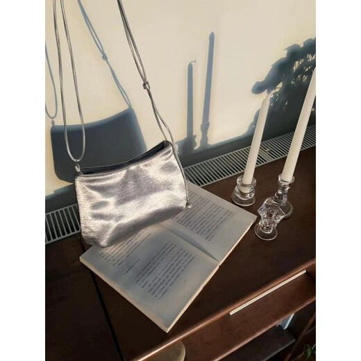 Dadong Korean version simple and light luxury bucket bag 2025 new versatile and exquisite ins out-of-shoulder diagonal straddle bag silver (spot)