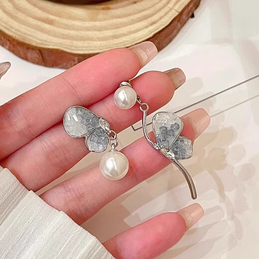 MU Qian 925 Silberohrringe Imitation Perlenohrringe Temperament High-End Ohrringe 2025 Neue Ohrknopf Frauenohrringe Nischendesign Schmetterlings Perle