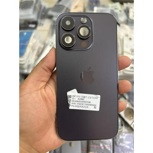 Z Apple 14pro original disassembled rear case. Original disassembled rear cover. The middle frame and back cover are all glass. Purple national bank 90% new. There are a few obvious scratches on the middle frame.