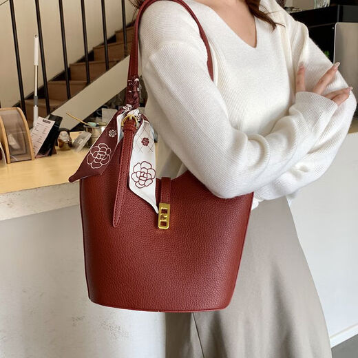 Red wedding bag for women 2024 new style single shoulder underarm bucket bag, fashionable wedding bridal bag, daily use, coffee color