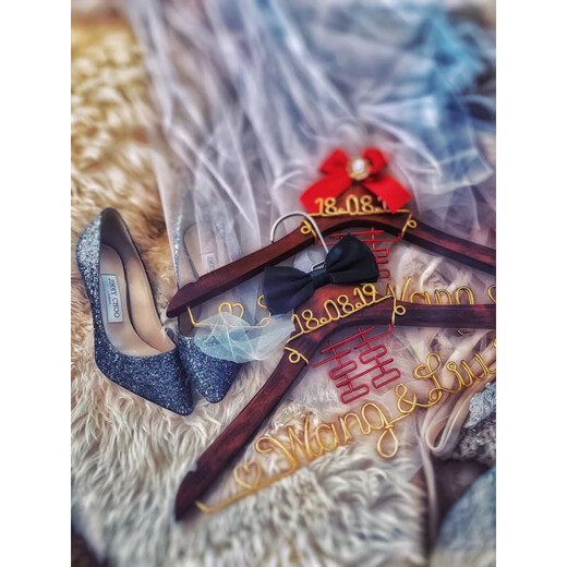 He Jiagong's clothes hanger with the word 