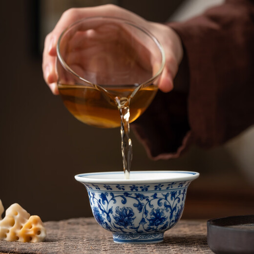 There is a new cultural and creative Forbidden City blue and white hand-pressed Kung Fu tea cup set gift box. The master cup is a Mid-Autumn Festival birthday gift for the elders.