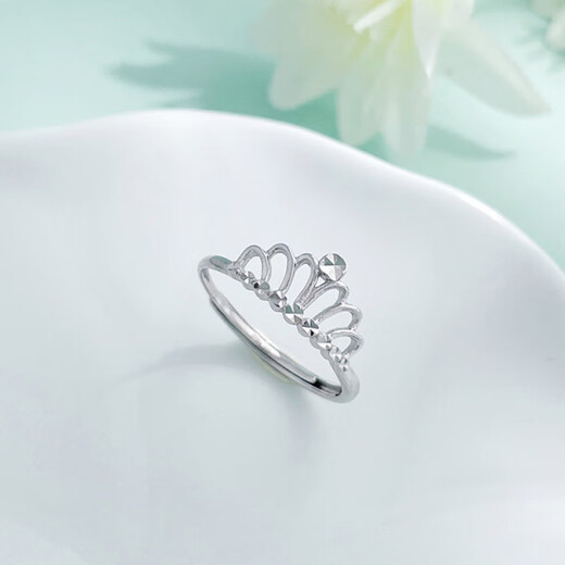 Laomiao's fashionable and simple platinum and elegant Queen's Crown ring for women is a Chinese Valentine's Day gift for girlfriend and wife. Platinum and elegant Queen's Crown ring for women, about 1.88g
