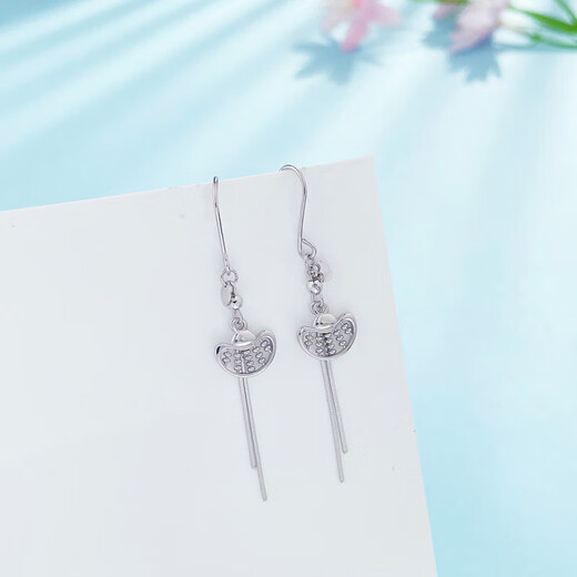 Lao Fengxiang platinum earrings curved hook pt950 ingot abacus platinum earrings for girlfriend and wife holiday birthday gift 2025 about 3.4g one pair