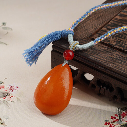 The Potala Palace's solitary beeswax pendant for men and women, a pendant for men and women to play with, a transfer bead necklace, and a pendant, with a sense of design and a birthday gift for the year of birth.