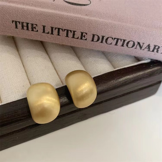 Gold brushed earrings, women's temperament earrings, light luxury and high-end earrings, silver needle niche design, fashionable earrings, gold brushed earrings, 925 silver needle pair