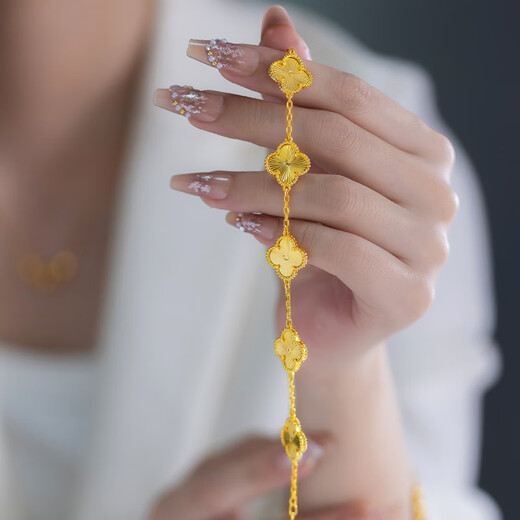 Lao Fengxiang's new five-flowered four-leaf clover bracelet, Vietnamese sand gold niche light luxury fashion laser gold color light luxury imitation Lao Fengxiang five-leaf clover bracelet