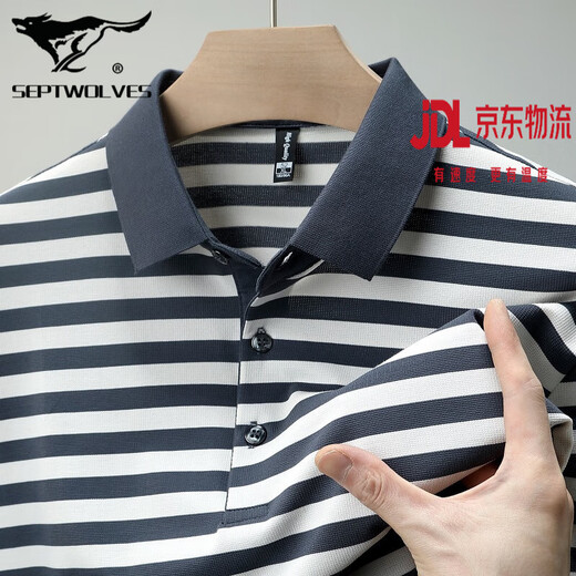 Sept loups nouveaux mûries en soie courte t-shirt à manches courtes masculines d'âge moyen et âgés de papa mince de revers à rayures à rayures.