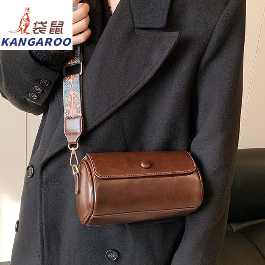 Kangourou (Kangourou) Marque Généreuse en cuir 2024 Chinois Valentin de la Saint-Valentin Chinois Spring et été polyvalent rétro Broadband à large bande Sac à bandoulière populaire Sac à bandoulière pour femmes marron (collection et attention + sangle d'épaule en cuir mince)