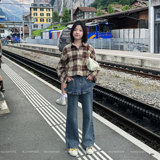 NAIYOUKIDS Brownie Cream kids children's clothing girls 2025 new spring and autumn coat children's Hong Kong style sub-shirt coffee color (ready in stock) 130 yards (model wear)